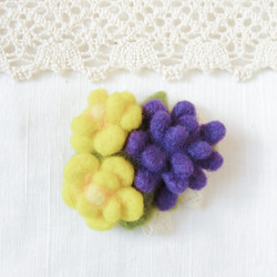 フェルトのブローチ 黄色と紫の花 コサージュ風(FAB-010-YP) 1枚目の画像