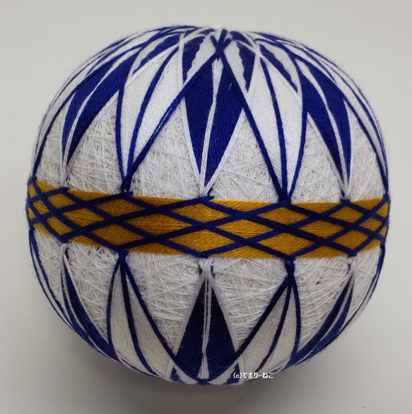 Temari &quot;Yaba Kiku&quot; 白色背景，靛藍色花朵，金棕色腰帶 Temari Temari Tema 第3張的照片