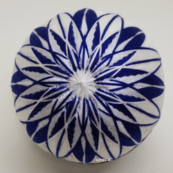 Temari &quot;Yaba Kiku&quot; 白色背景，靛藍色花朵，金棕色腰帶 Temari Temari Tema 第2張的照片