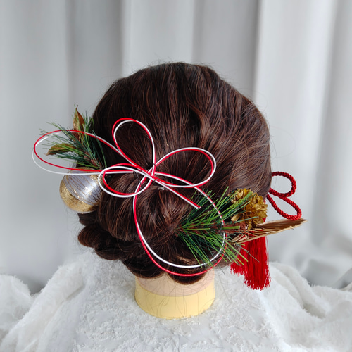 紅白の水引と松の髪かざり タイトシニヨン シニヨンヘア 卒業式 成人式