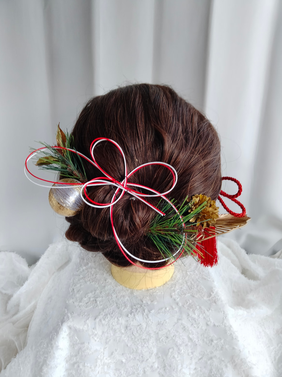 紅白の水引と松の髪かざり タイトシニヨン シニヨンヘア 卒業式 成人式