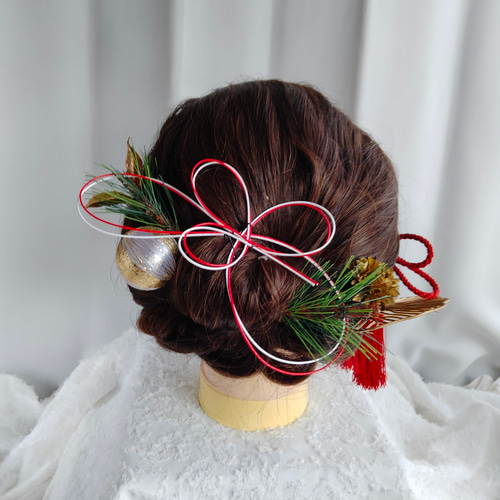 紅白の水引と松の髪かざり タイトシニヨン シニヨンヘア 卒業式 成人式