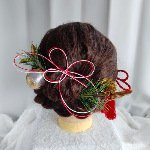 紅白の水引と松の髪かざり タイトシニヨン シニヨンヘア 卒業式 成人式