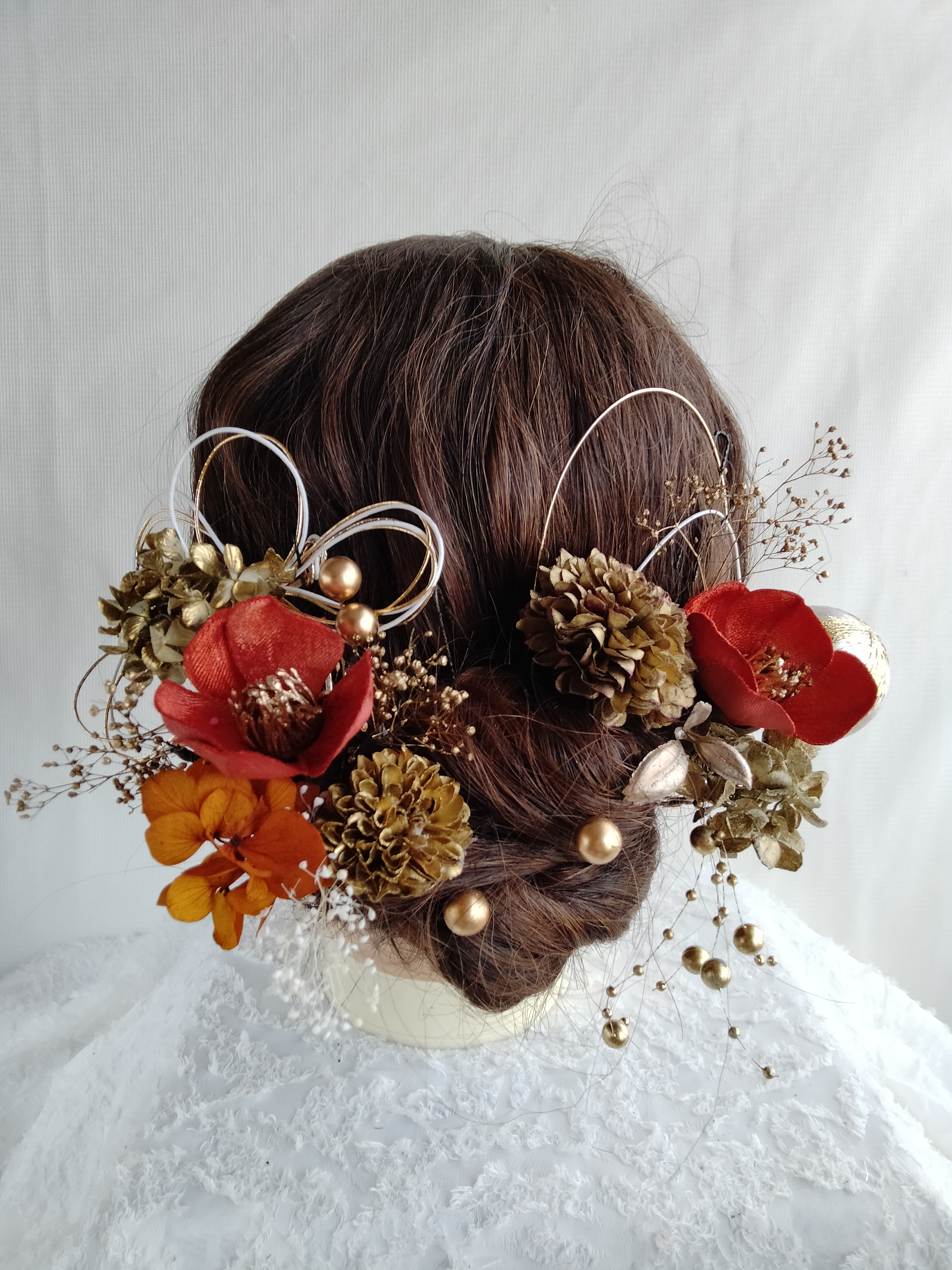 オレンジゴールドの椿の花の髪かざり　つばき　くすみオレンジツバキ　水引　水引き　水引アレンジ　水引きアレンジ　髪飾り　袴