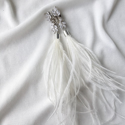 フェザー ピアス イヤリング　ジルコニア ビジュー ウェディング シルバー ホワイト 羽根 ドレス ブライダル 結婚式 1枚目の画像