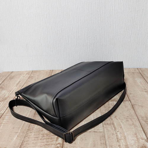 両面ブラック(pvcレザー)2wayショルダーバッグ 通勤通学A4対応