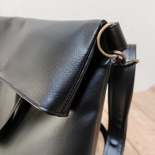 両面ブラック(pvcレザー)2wayショルダーバッグ 通勤通学A4対応