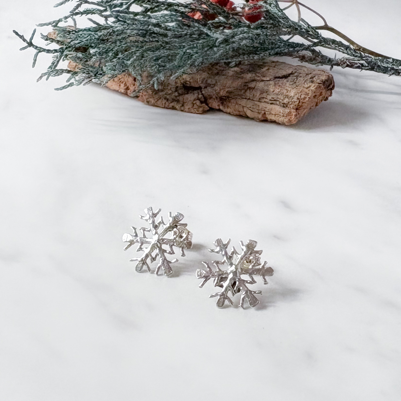 雪の結晶ピアス　シルバー（スタッドタイプ）