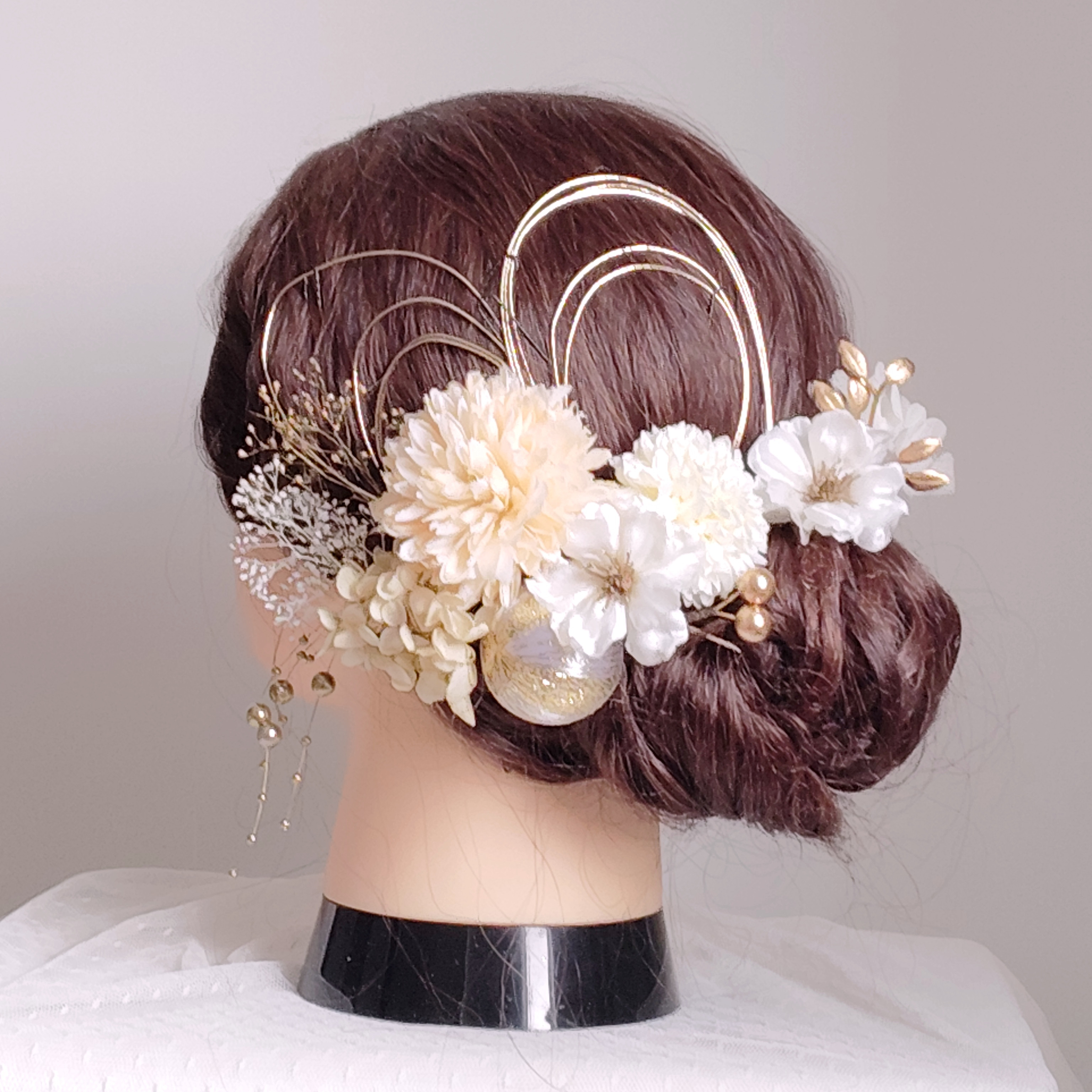 ボールマムと小花の髪飾り　結婚式　成人式　卒業式　花嫁　和装　白無垢　ベージュ　前撮り　振袖　袴