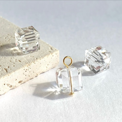 【天然石チャーム】クリスタル　キューブカット　8ｍｍ　1個　ハンドメイド素材 1枚目の画像