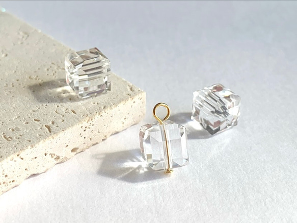 【天然石チャーム】クリスタル　キューブカット　8ｍｍ　1個　ハンドメイド素材 1枚目の画像