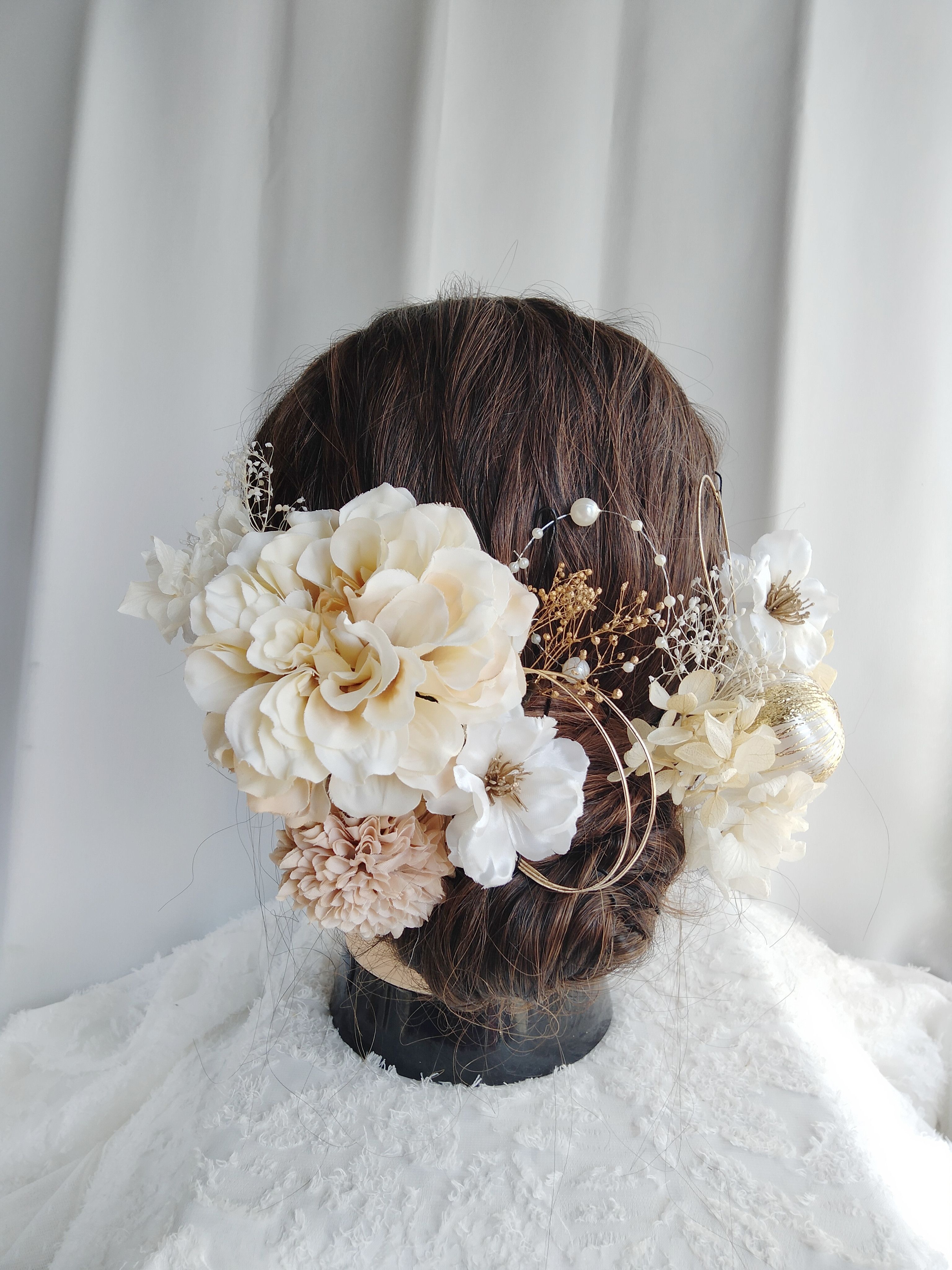 クリームホワイトのダリアと林檎の花の髪飾り　アイボリー　ベージュ　水引　パール　髪かざり　成人式　卒業式　結婚式　白無垢