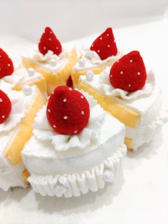 【ふんわりフェルトのイチゴホールケーキ（六つ切）】誕生日 バースデー スイーツ おままごと クリーム 記念撮影 フォト 11枚目の画像