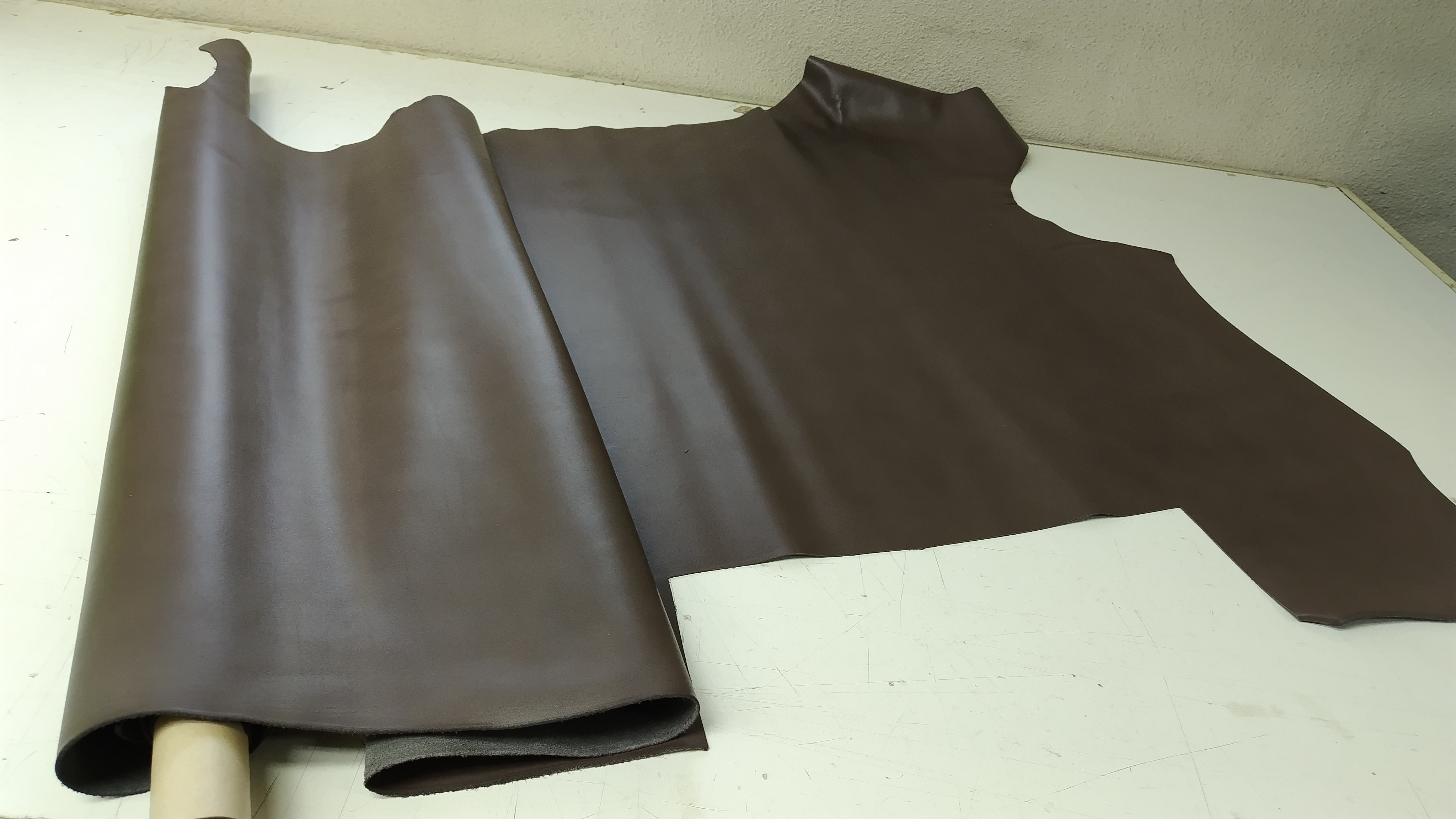 T416 牛革　グレー系（赤味のあるグレー）180デシ程度　厚さ1.3ミリ