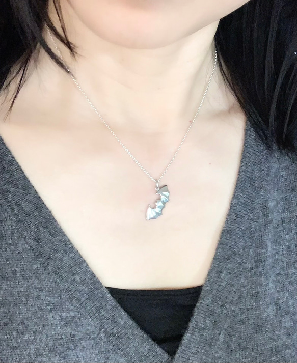 銀こうもりのネックレス 7枚目の画像