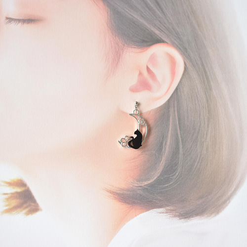 月夜の黒猫ピアス – 繊細な桜モチーフで和の美しさを ピアス（スタッド