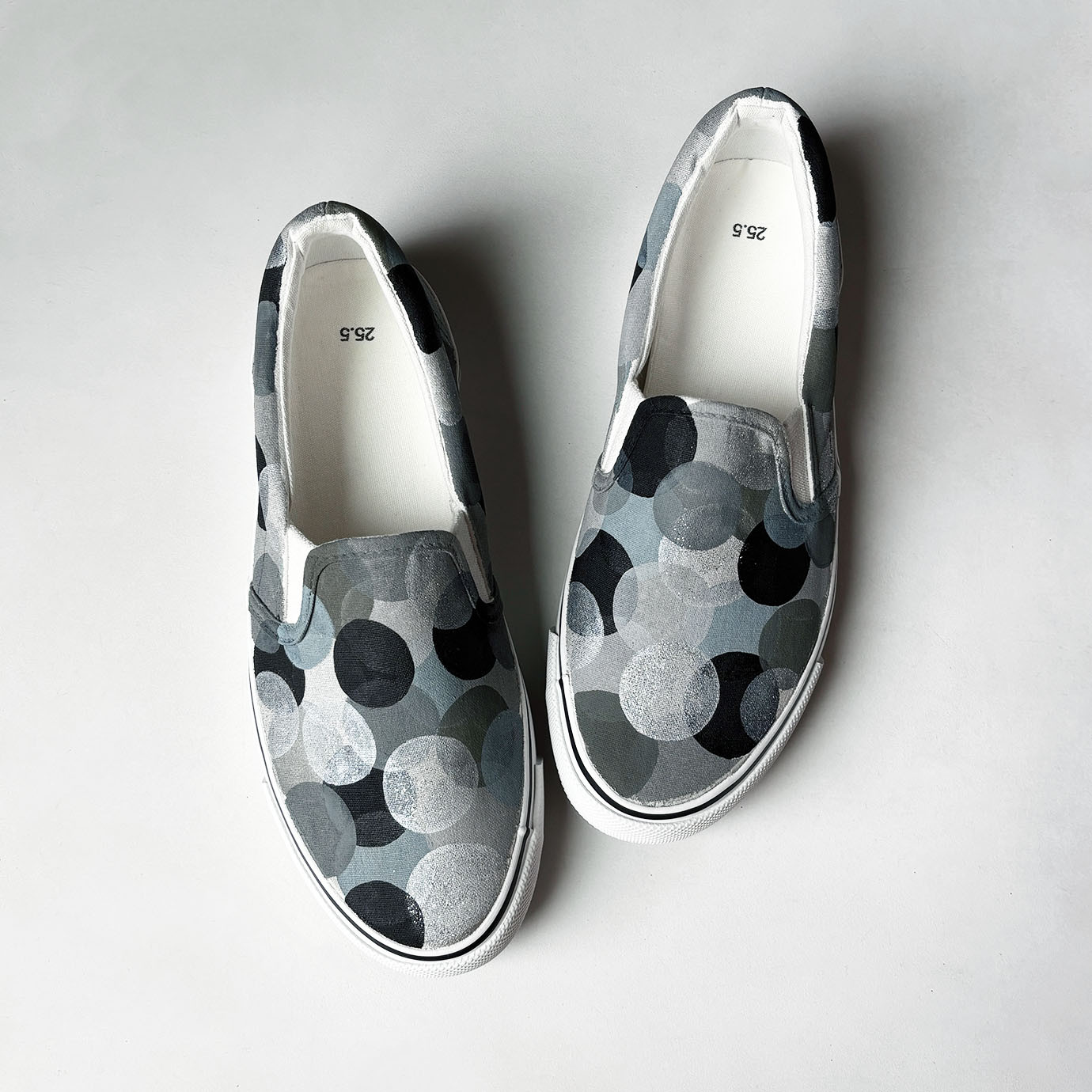 スニーカー「Round-S」まるまるまるのモノクロデザイン！水玉柄スリッポン！ドット！レディース/メンズ【受注制作】2E