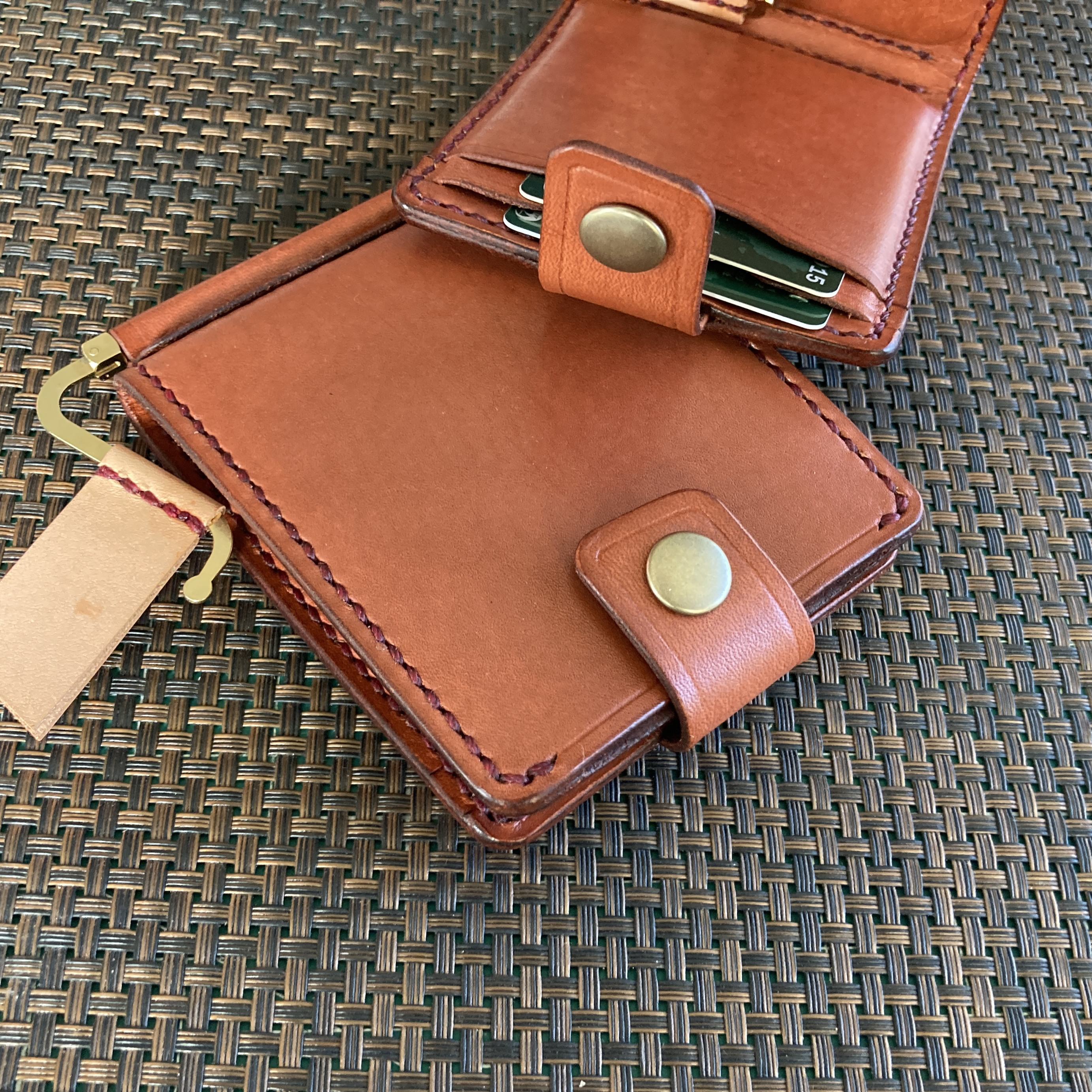 【赤茶染め】巾85mmフラットになるマネークリップ カード4枚+マルチポケット 札ばさみ MC-10rbn ヌメ革