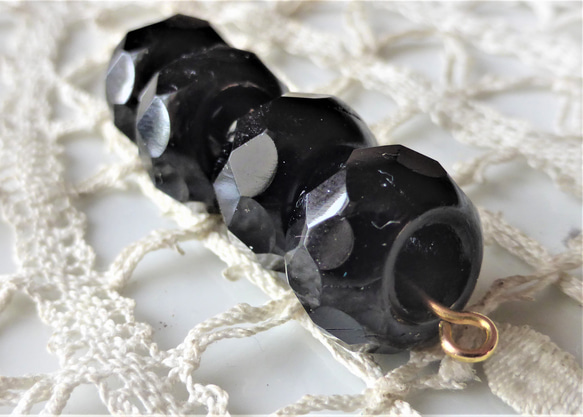 ブラック！穴4㎜　チェコビーズ Czech Glass Beads４個 1枚目の画像