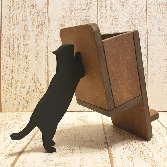 【受注制作】黒猫が支えるメガネケース付きスマホスタンド｜名入れ対応｜色変更可｜ギフトにも 4枚目の画像