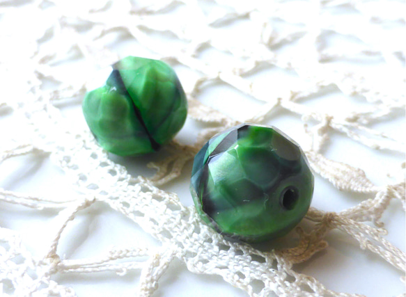 FP 深緑混じり　チェコビーズ Czech Glass Beads２個 3枚目の画像