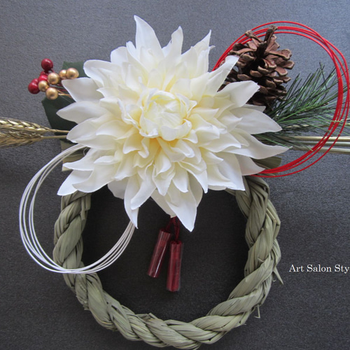 お正月 紅白水引と大輪ダリアのしめ縄飾り しめ縄・しめ飾り Art Salon