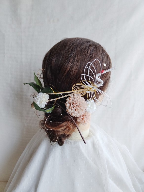 白色蝴蝶蘭和大麗花發飾 第1張的照片