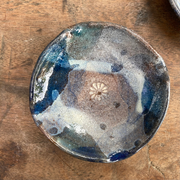 藁灰釉と印花の小皿　9.2cm 8枚目の画像