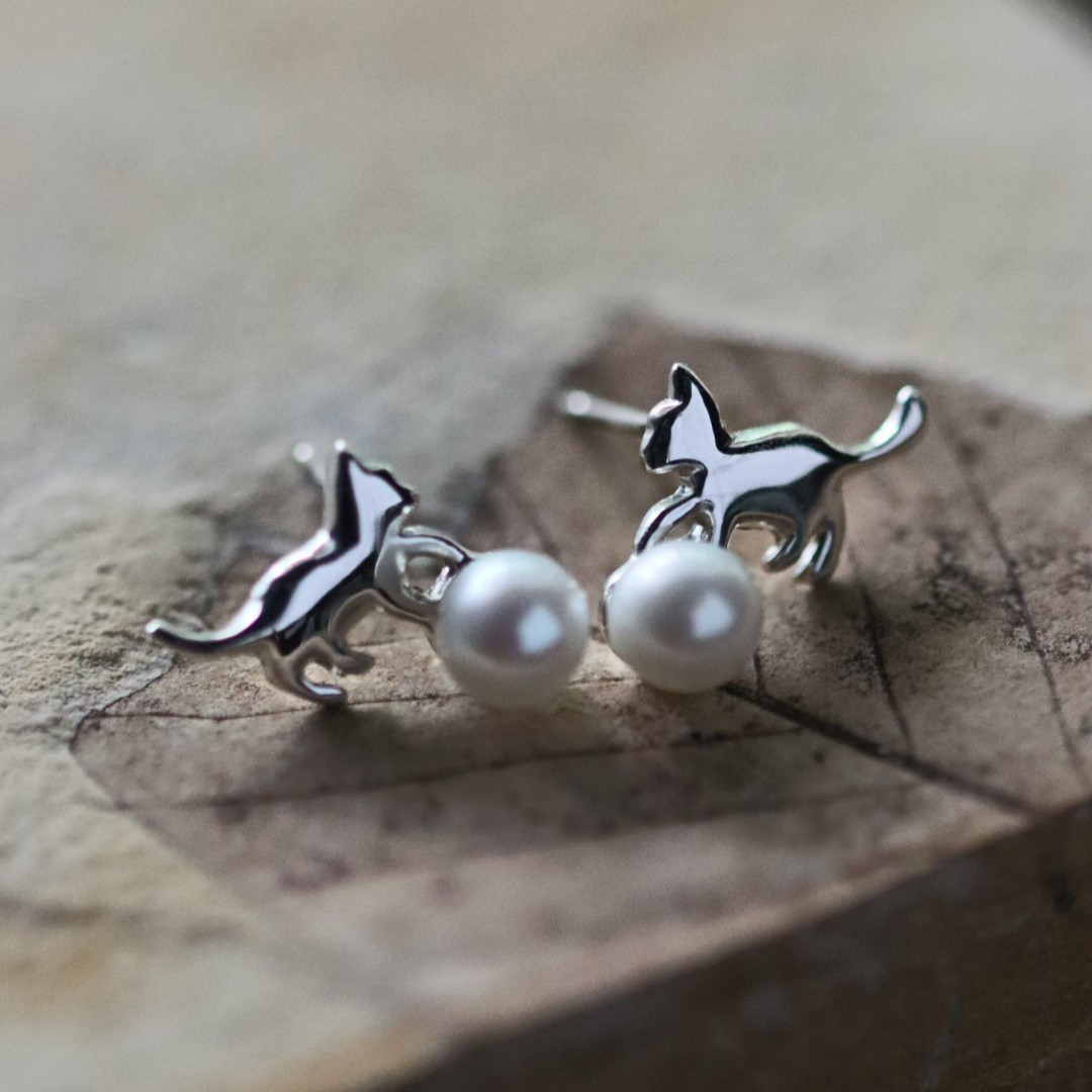 パールと遊ぶ猫 シルバーピアス