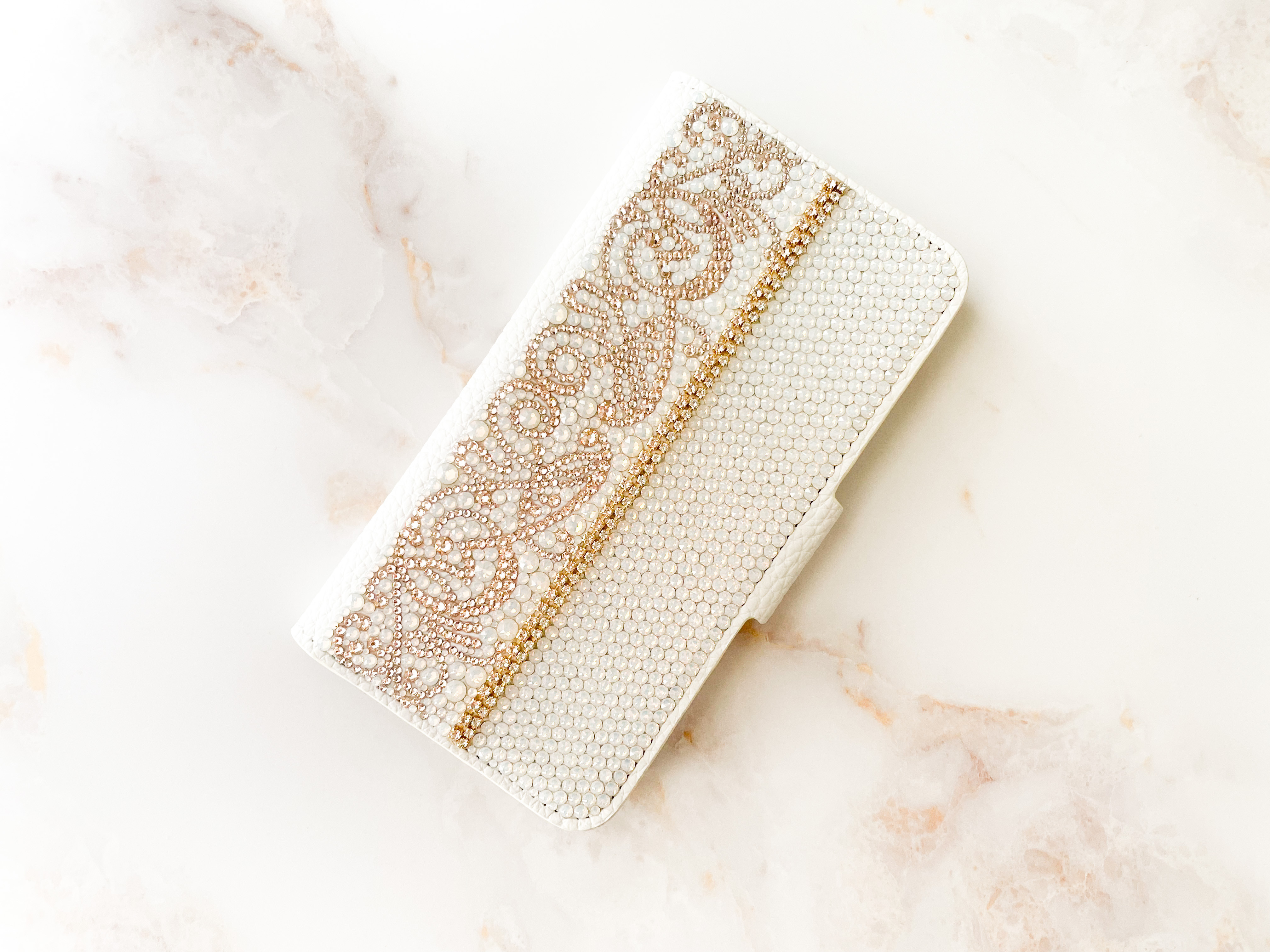 手帳型iPhone17pro,Max,16,15他スワロフスキーラインストーン シルクダマスク アラベスク柄ケースカバー