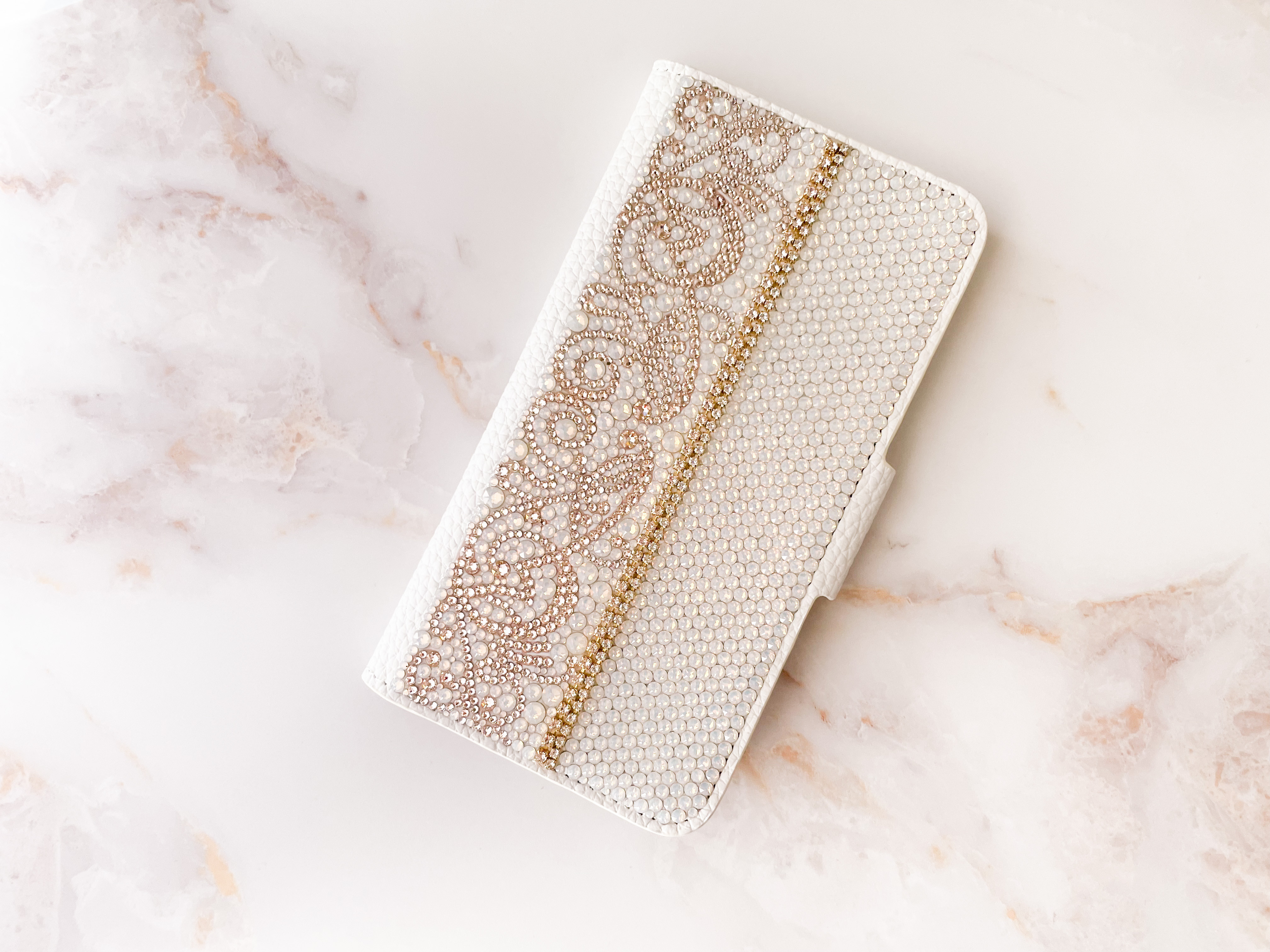 手帳型iPhone17pro,Max,16,15他スワロフスキーラインストーン シルクダマスク アラベスク柄ケースカバー