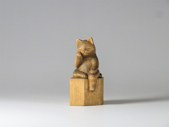 木彫り 弥勒猫　蜜蝋仕上げ　猫仏1705 4枚目の画像