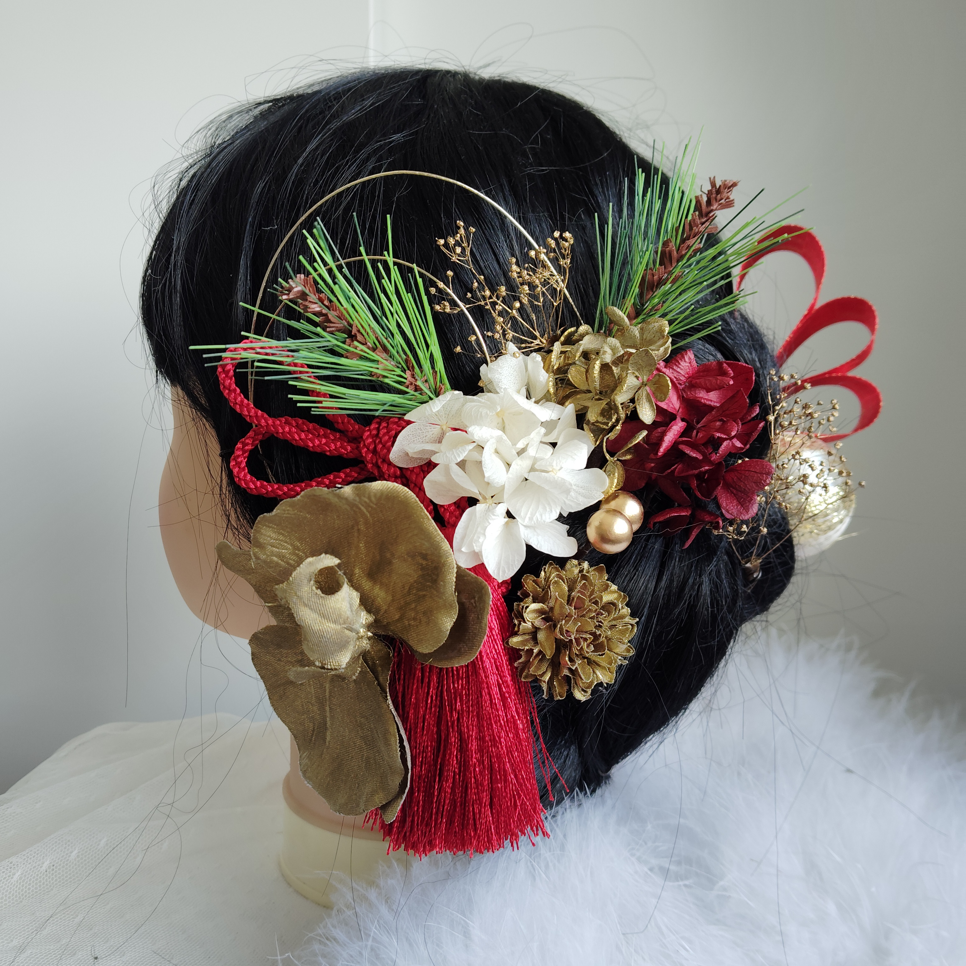 紅雅＿＿タッセルとリボンの髪飾り　タイトシニヨン　シニヨンヘア　成人式　結婚式　白無垢　金の胡蝶蘭　振袖　和装花嫁