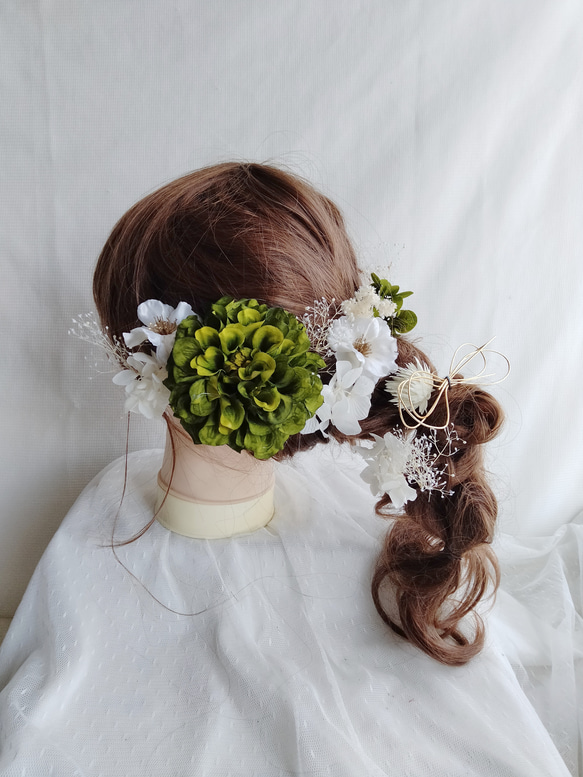 大きな花と小花の和洋兼用髪飾り　まとめ髪　シニヨンヘア　編みおろしヘアアレンジ　水引　成人式　卒業式　結婚式　振袖　袴　 1枚目の画像