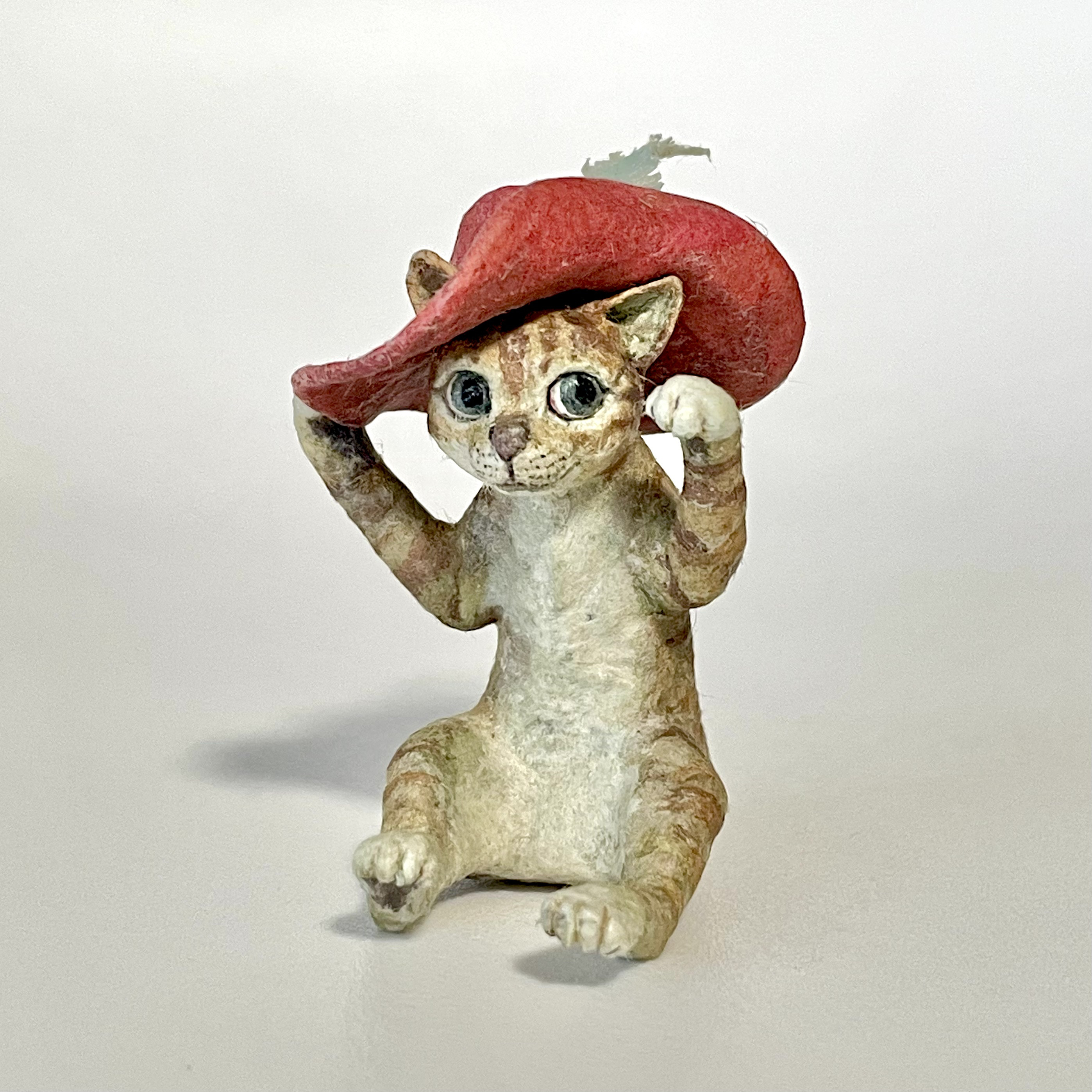 紙のいきもの『長靴をはいていない猫』　茶トラの置物　ミニチュアアニマル