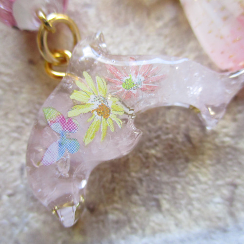 蓄光する薔薇のオルゴナイト・バッグチャーム【ゴールド色 金具】