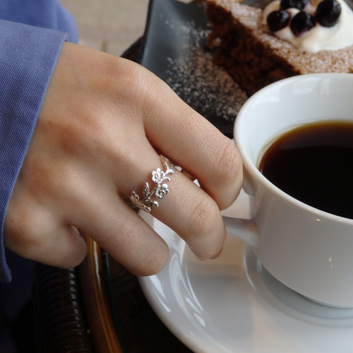 花モチーフリング・18金メッキ・華奢デザイン・フラワーリング