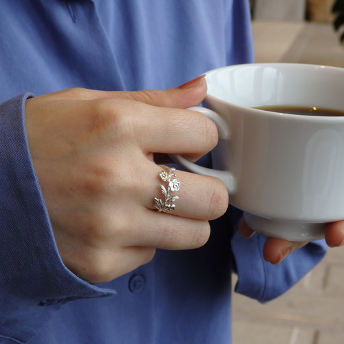 ゴールド 花モチーフリング ストーン付き ゴールド 花モチーフリング ストーン付き 大人可愛い花モチーフ