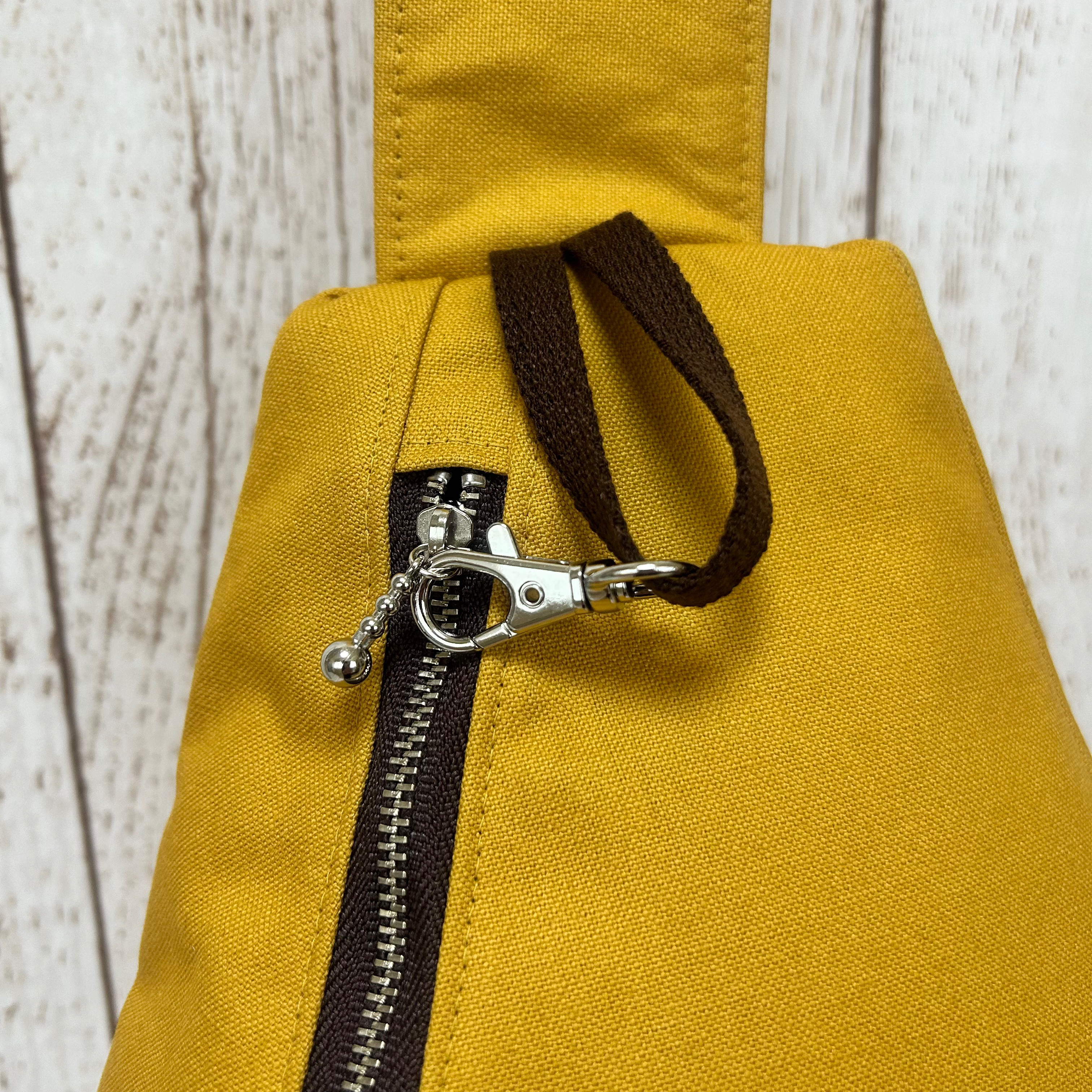 しずく型 ワンショルダーバッグ ボディバック　ショルダーバック　通院　マザーバック　長さ調節可能 帆布 マスタード21番