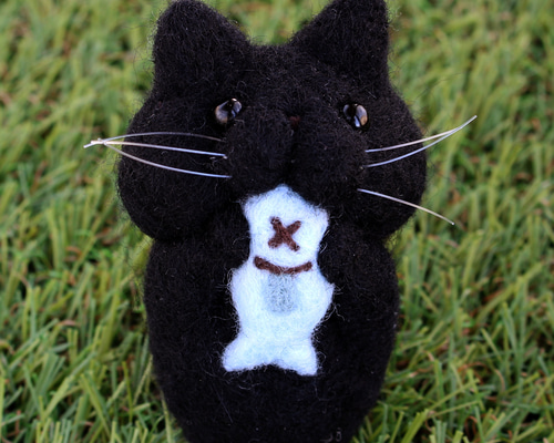 羊毛フェルト　ハンバーガーにかぶり付く黒猫さん。 Amazon.co.jp: 羊毛フェルト 猫ミニブローチ 黒猫 ハロウィン カボチャ