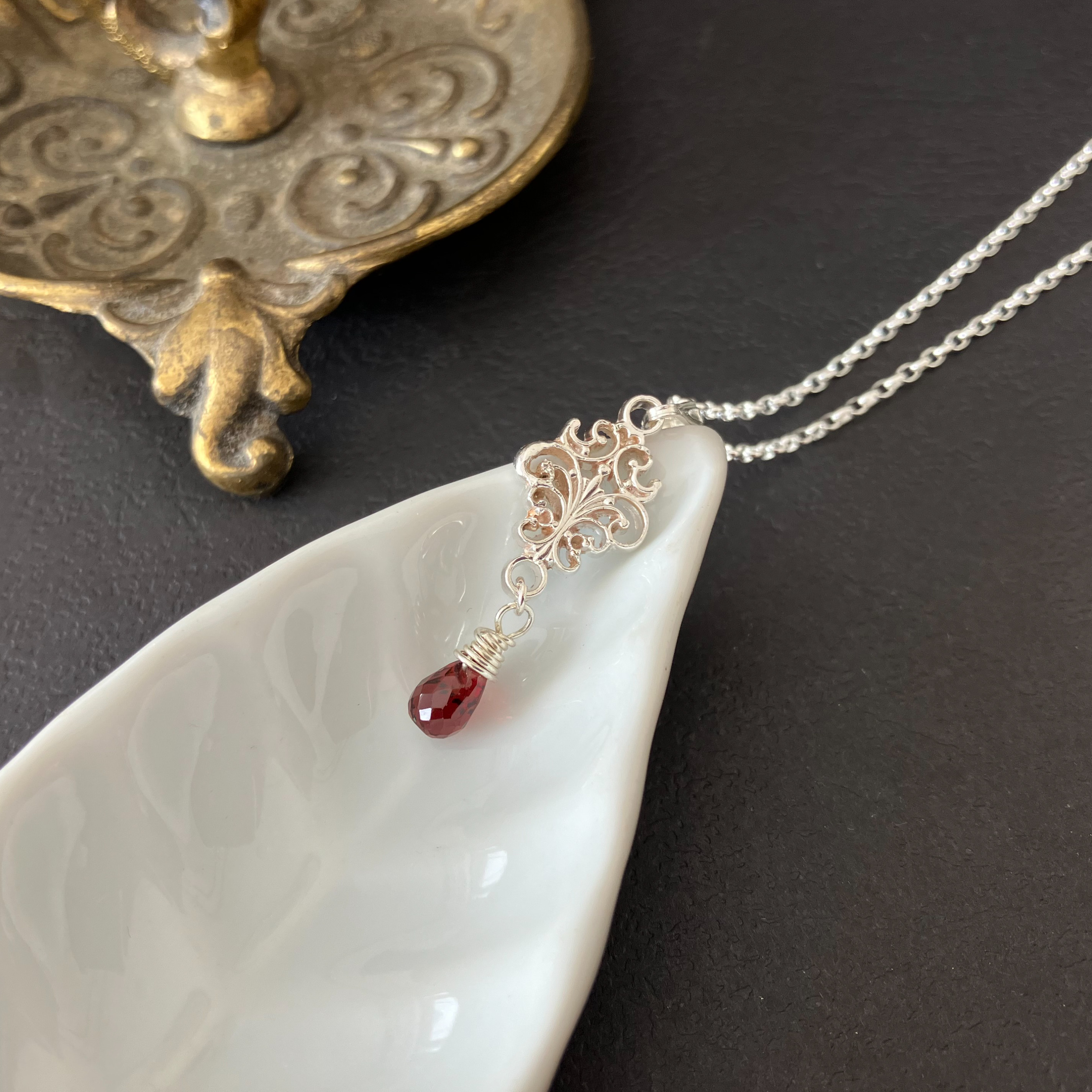 classics - garnet silver necklace