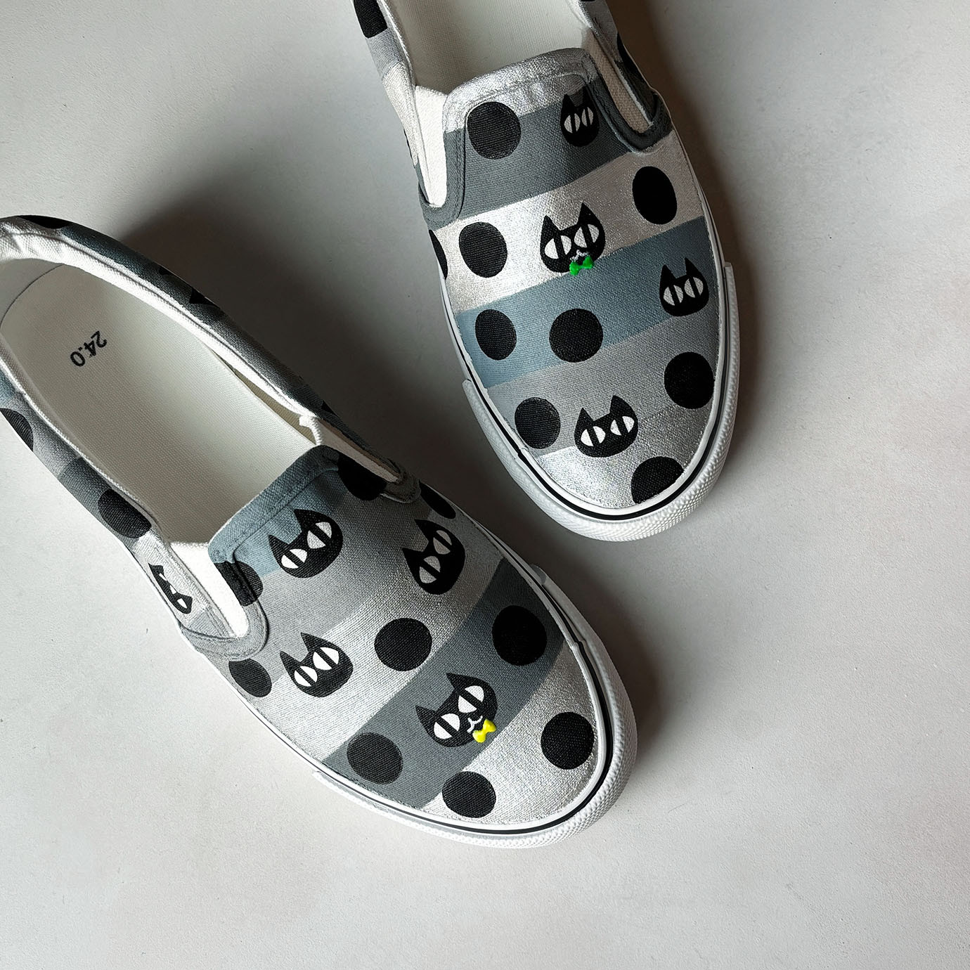 《 送料無料 》スニーカー「ねこボーダーm」蝶ネクタイが可愛いねこ柄デザイン！レディース/メンズ 2E【受注制作】