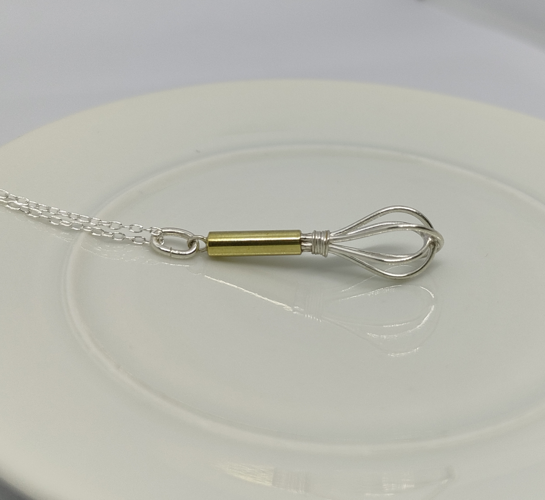 ミニチュア 泡立て器ネックレス