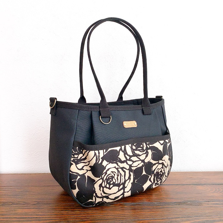 ♥️中♥️ころりんバッグ　ショルダー　ローズ柄　薔薇　黒　濃ベージュ　2WAY トートバッグ　斜め掛け　ファスナー開閉