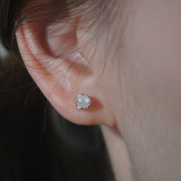 ll 4月誕生石 ll 4mm白水晶 - 925純銀耳針耳環 / 一對 附銀耳扣 第1張的照片