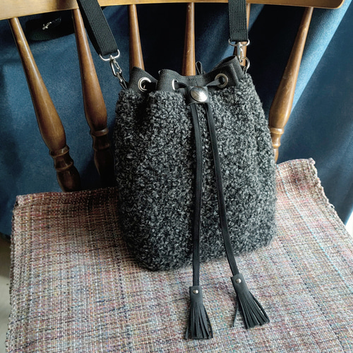 ふわふわのシープボアファー 巾着型ショルダーバッグ コインコンチョと  