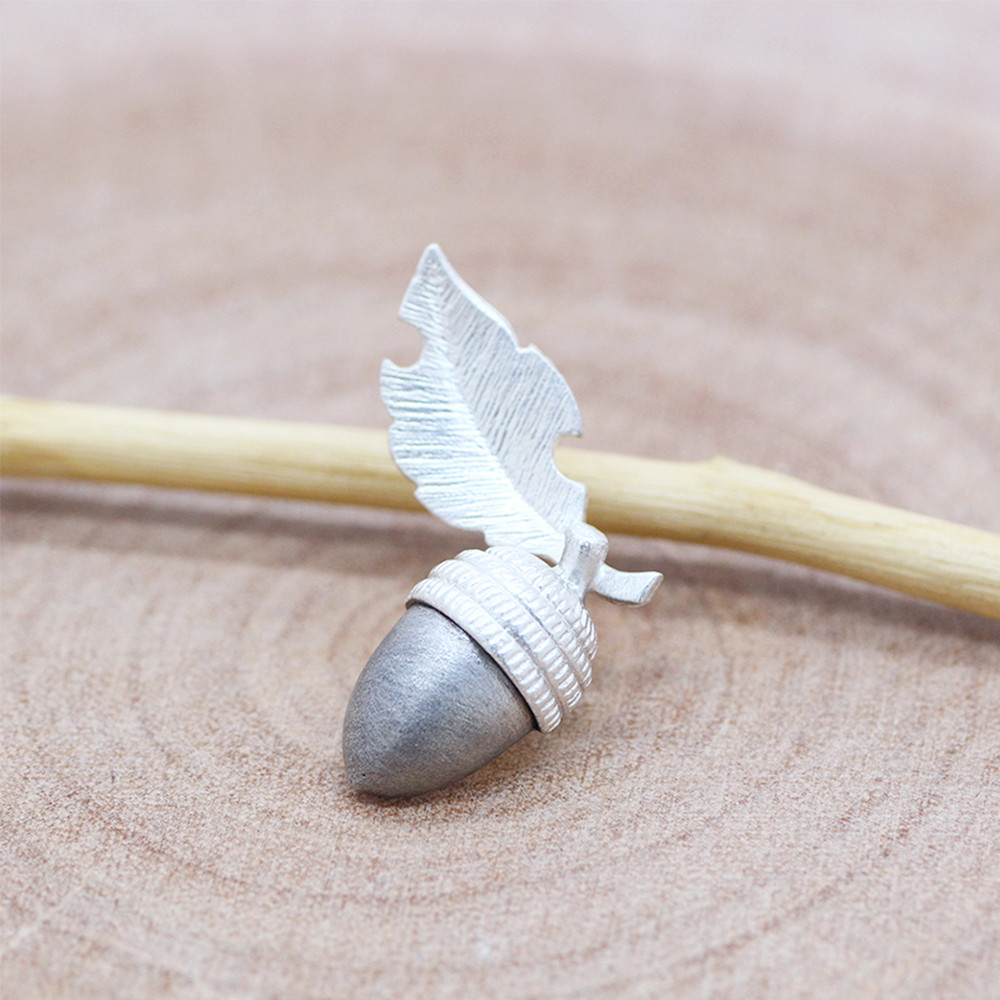 ドングリと葉っぱのシルバーブローチ（ピンバッジ）