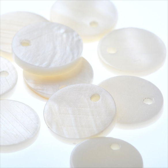 T-058 シェルパーツ★丸 10mm★10個 シェルチャーム 貝 シェルビーズ 穴有り 3枚目の画像