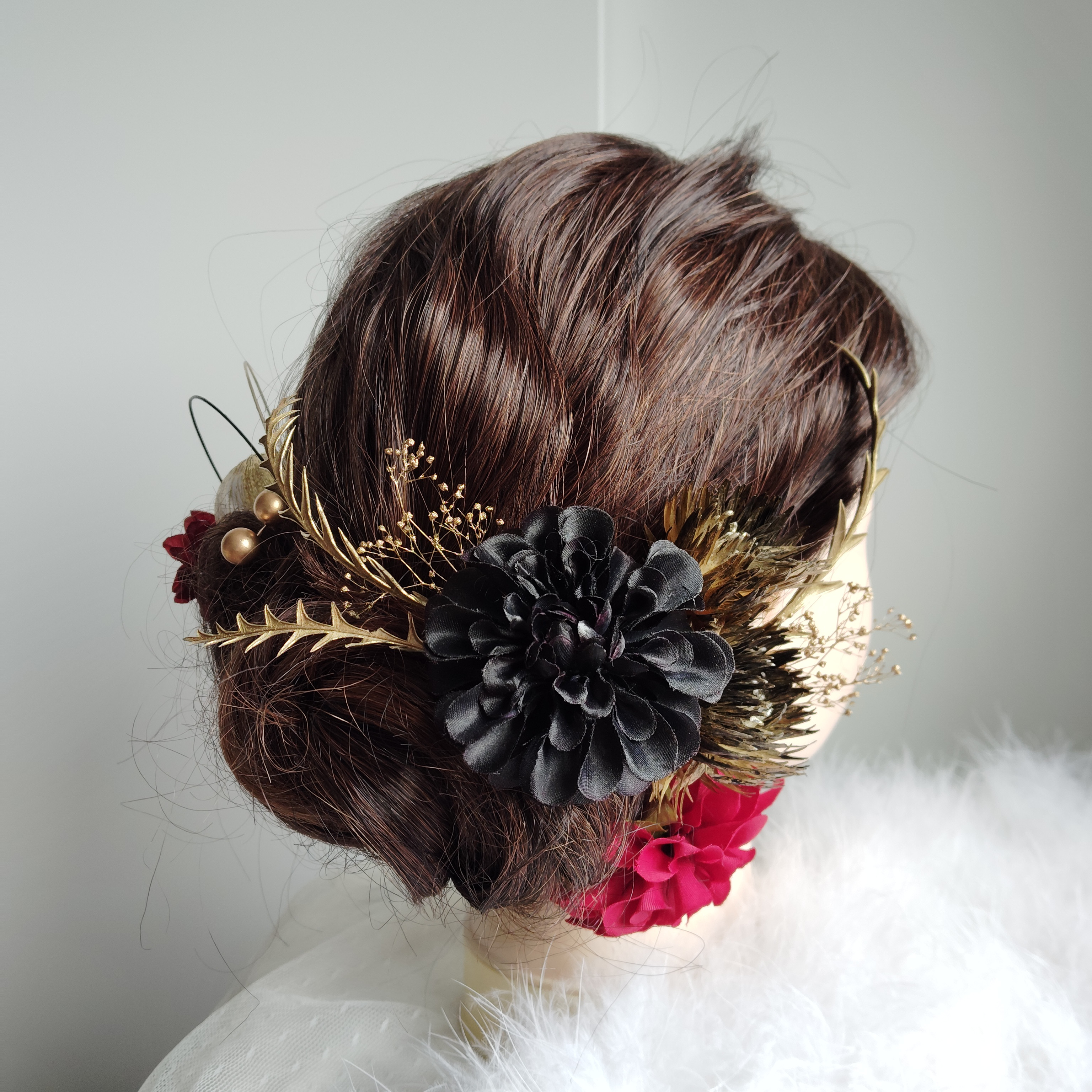 黒花＿＿丸菊とアイバンホーの髪飾り　卒業式　成人式 　結婚式　髪飾り 　黒無垢　色打掛　黒振袖　着物　袴　和装　赤黒金