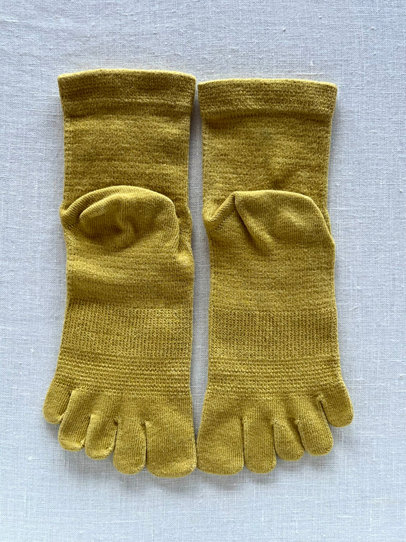 草木染めの五本指ソックス　かりやす染めー淡い黄色　重ねばきおすすめ 22-24.5cm 4枚目の画像